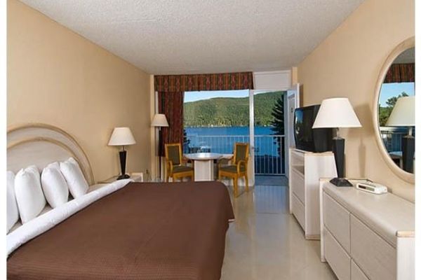 Hotel Tahoe Resort on Lake George